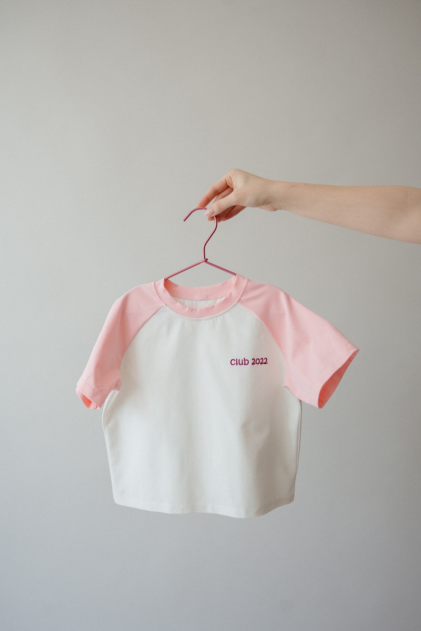 Бебешка тениска | off white & pink | club + година на раждане