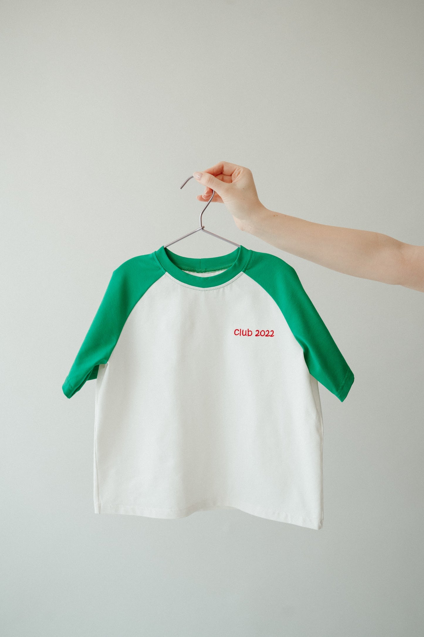 Бебешка тениска | off white & green | club + година на раждане